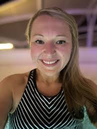 Joseph found the comedy club and I found a hot tub. Ya'll it is cold out  here!! I hope the sun comes out tomorrow because I've been chilly all day.  🌤️🌴