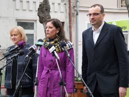Szél bernadett független országgyűlési képviselő közösségi oldalán azt írta, a gyermekotthonban élők még egy egészségügyi sétára sem mehetnek ki. Kalohirek