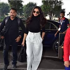 Jul 01, 2021 · mumbai: Deepika Padukone Nails Her Airport Look All Over Again As She Flies Out Off Mumbai Hungryboo Deepika Padukone Style Celebrity Casual Outfits Celebrity Inspired Outfits