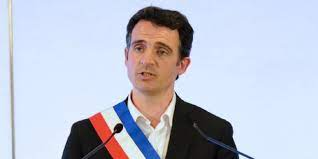 (…) face aux enquêteurs de la pj, éric piolle doit donc s'expliquer sur les conditions d'attribution de ces deux marchés publics d'un montant de 123 000 euros pour l'édition 2015 et de 128 000 euros pour la suivante. Le Cauchemar Du Maire De Grenoble Le Point