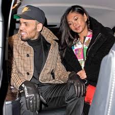 Chris Brown y su supuesta novia salen en medio de una acusación de violación