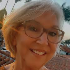 In which seasons and episodes is Elaine visibly pregnant in Seinfeld?