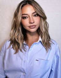 Angela Derossi's Instagram, Twitter & Facebook