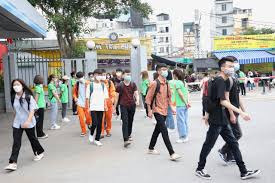 Nhóm sinh viên đi bộ trong khuôn viên trường đại học ở Hà Nội