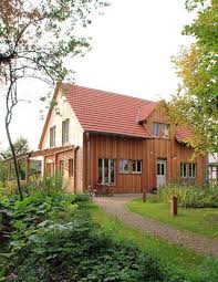 Holzhaus Mit Larchenholzschalung Und Pergola Holzhaus Schalung Bauernhaus Aussenbereich