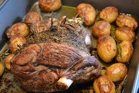 Alcune famiglie usano ungere con lo strutto. Cosciotto Di Agnello Con Patate Al Forno Patate Al Forno Ricette Agnello