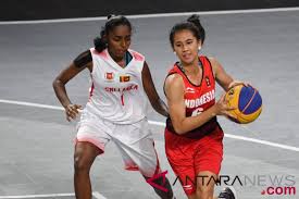 Perbedaan mendasarnya adalah, jumlah pemain yang lebih sedikit dengan tiga orang yang bermain, dan luas lapangan yang lebih kecil dengan hanya menggunakan satu ring basket saja. Asian Games Basket 3x3 Iindonesia S Women S Team Has Chance To Top Group D Antara News