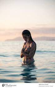 Nackte Frau im Meer bei Sonnenuntergang - ein lizenzfreies Stock Foto von  Photocase