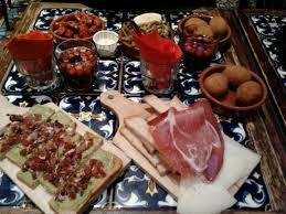 Les Pietons A Paris Rue Des Lombards 22 Brunch Buffet Comprend Boissons Chaudes Pains Assortis De C Gateau Au Nutella Salade Pomme De Terre Jambon Espagnol