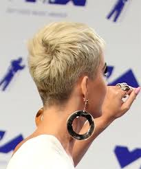 Katy perry debuted her new blonde hair at her friend's art exhibit. Katy Perry Light Platinum Blonde Pixie Cut With Blunt Cut Bangs