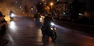 Όταν βγήκαν από το σουπερμάρκετ, ακινητοποίησαν ταξί και. 04o9gcz3gebibm