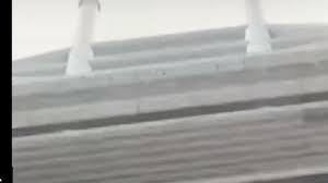 تمثال ، رئيس ، فم ، عيون ، مغلق ، معدن ، الصدأ ، بنى ، فن ، عمل فني ، النحت. Ø°Ø¹Ø± Ù„Ø§ Ù…Ø«ÙŠÙ„ Ù„Ù‡ Ù†Ø§Ø·Ø­Ø© Ø³Ø­Ø§Ø¨ ØªØ±ØªØ¬Ù ÙÙŠ Ø§Ù„ØµÙŠÙ†