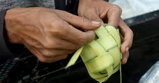 Cara Membuat Anyaman Ketupat Makanan Anyaman Rebusan