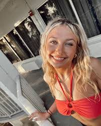 Alexis Thomason's Instagram, Twitter & Facebook