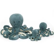 Die krake eignet sich sowohl für babys, als kissen für kinder oder als niedliches plüschtier als auch für erwachsene als kuschelkissen oder wurfkissen auf dem sofa. Jellycat Kuscheltier Oktopus Krake Storm Kinnings De