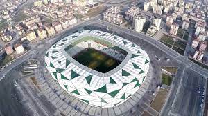 Binanın temeli ve taşıyıcı yapısında betonarme kullanılırken, çatısında ve cephe kaplamalarında alüminyum kilit geçme sistem, kompozit panel, quadroclad panel, solar olympic polikarbonat panel ve tinted yeşil cam kullanılmıştır. Yeni Konya Stadyumu Real Etrafi Youtube