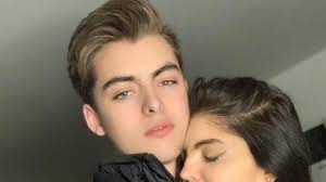 El hijo mayor de Ana Bárbara muestra su pose de 'galán' y la cantante  reacciona con divertido comentario