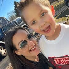 Kelly Blain's Instagram, Twitter & Facebook