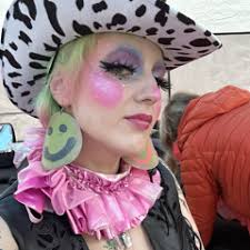 Listen to playlists featuring Humming Round