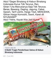 Baik itu tua ataupun muda, anak kecil salah seorang pengunjung berfoto dengan orang utan di taman safari indonesia  via . Kementerian Komunikasi Dan Informatika