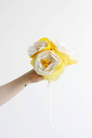 Diy Grosse Blumen Aus Seidenpapier We Love Handmade In 2020 Grosse Blumen Schone Blumenstrausse Blumen