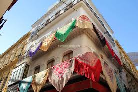 A sevilla le gusta conservar sus tradiciones, y ello hace que se den estampas de lo más atractivas, como la de la mujer sevillana con pasó el tiempo de la semana santa, la que las señoras lucen sus mantillas negras en señal de respeto y luto. Bordados Juan Foronda Semana Santa De Sevilla