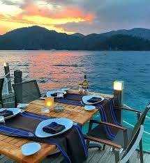 etiketlediginiz kisi burada size romantik bir aksam yemegi ismarlasin thehungrystrawberry gocek fethiye mugla gunbatimi manzara