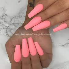 The coffin nails have a shining look, especially when they are long. Matte Coral Pink On Long Coffin Nails Matte Pink Nails Coffin Nails Long Pink Nails