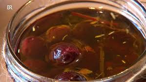 Zwischen Spessart Und Karwendel Franken Oliven Aus Schlehen Br De Schlehen Rezepte Lebensmittel Essen