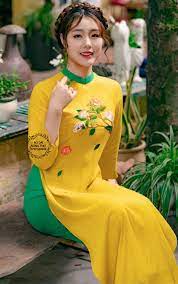Hiện nay có khá nhiều chất liệu vải được ưa chuộng để may áo dài tết. Ao Dai Truyá»n Thá»'ng Cháº¥t Liá»‡u Ä'Å©i Cao Cáº¥p Mau Vang Theu Há»a Tiáº¿t Hoa La