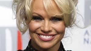 Pamela Anderson dropper alle sociale medier