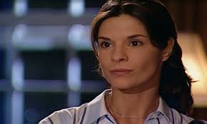 Em Coração de Estudante, sem saída, Clara passa a noite ao lado de Pedro