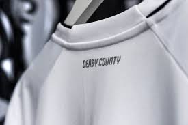 The ee20 engine had an aluminium alloy block with 86.0 mm bores and an 86.0 mm stroke for a capacity of 1998 cc. Derby County 2020 21 Heimtrikot