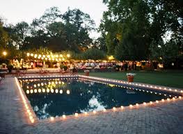 Llena Tu Jardin De Velas 10h Y De Farolillos Blancos Fiestatematica Fiestaibicenca Pool Wedding Decorations Pool Wedding Backyard Wedding Pool