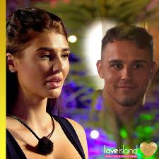 Die Single Ladies durften ihr 💗 an den Islander ihrer Wahl verschenken:  Laura hat ihr Herz bereits an Tobi vergeben und entscheidet sich deshalb  für ihre Lieblinge Anna & Marc 🥺 Kevint