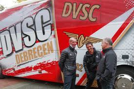 A dvsc csatárát három hölgy várja otthon, felesége, petra, és kislányai, mira és tamara. A Dvsc Busz Bemutatasa Dvsc