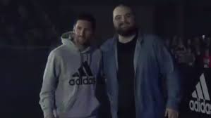De hecho, en españa la incertidumbre de la copa américa hizo que nadie se interese por comprar los derechos de telev. Fc Barcelona El Saludo Viral De Ibai Llanos A Messi Leo Se Pensaba Que Iba Borracho Marca Com