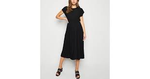 Meilleure vente yoins femmes robe mousseline épaules dénudées. Robe Mi Longue Noire Plissee A Manches Courtes New Look