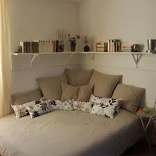 16 Sposobov Naslazhdatsya Krovatyu V Uglu Cozy Small Bedrooms Remodel Bedroom Small Bedroom
