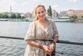 Zpěvačka monika absolonová (43) nesmí kvůli těžkému zánětu očí čtrnáct dní sundat brýle. Monika Absolonova Se Nebala Verejne Kritizovat Nebezpecne Jednani Sedmicka Cz