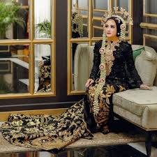 Inspirasi pengantin jawa, sungguh menawan model sanggul dan ronce buka_ shopee.co.id/galeryaksesoris atau via wa. 40 Inspirasi Model Baju Pengantin Adat Jawa Terbaru 2020