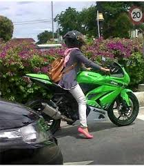 See more of ninja r dan rr 150cc berisik tapi asik on facebook. Biker Cewek Canti Naik Motor 250cc Paralel Engine Kakinya Jinjit Lagi Tetap Pakai Helm Meski Berjilbab Aripitstop