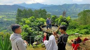 Daftar hotel di tanah datar terlengkap dengan pelayanan terbaik hanya di traveloka! Libur Lebaran Panorama Tabek Patah Tanah Datar Ramai Pemudik Ramadan Tempo Co