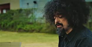 Caparezza, nome d'arte di michele salvemini (molfetta, 9 ottobre 1973), è un cantautore, rapper nel 1998 sceglie di cambiare il nome d'arte in caparezza (che in dialetto molfettese significa testa riccia). Caparezza Fuori La Scelta Il Singolo Dal Nuovo Album Exuvia Date Tour Faremusic