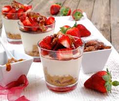 È vero che ormai le fragole possiamo trovarle tutto l'anno, ma quelle di primavera ci danno l'idea che siano quelle migliori. Dolce Al Cucchiaio Alle Fragole Ema S Bakery And Pastry