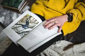 Chica adolescente leyendo un mapa en el bosque aislado chica libro de lectura de caracteres. Hd Wallpaper Young Woman Reading A Magazine In Bed Caucasian Female Interior Wallpaper Flare