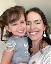 Eu a peguei no colo pedindo um abraço, ela me deu um bem aperto e disse:  você vai ser minha amiga pra sempre ❤️ Eu só respondi: sim filha, pra  sempre! Depois