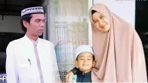 Dalam postingan tersebut uas terlihat dibalut baju pengantin berwarna cream. Resmi Bercerai Intip Perjalanan Cinta Uas Dengan Sang Istri