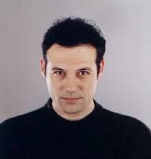 6 temmuz 1972'de i̇zmir'de doğdu. Levent Uzumcu 130743 Uludag Sozluk Galeri