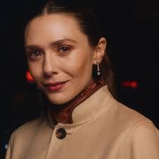 Butter cup adlı kullanıcının lizzie olsen panosundaki Pin, 2025